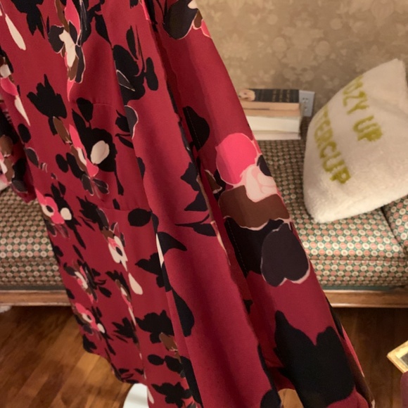 Banana Republic open arm floral dress. Worn once. Excellent condition - Picture 3 of 5